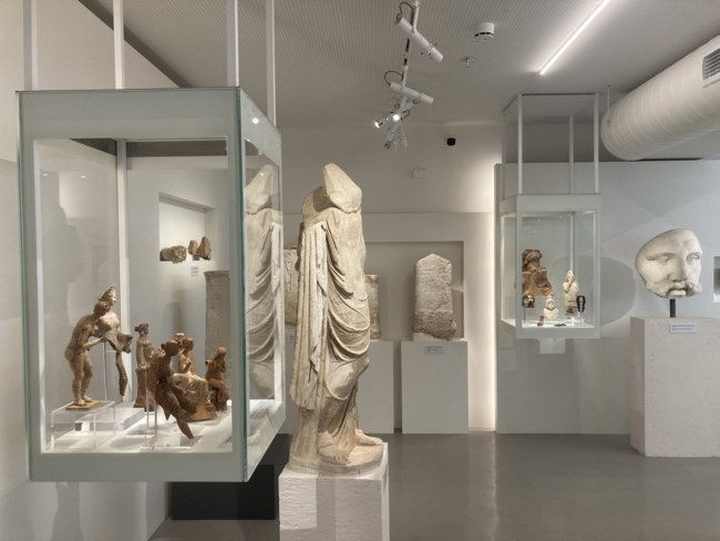 Ξεπουλάει η κυβέρνηση τα μνημεία και τους ναούς; - 10 ερωτήσεις και απαντήσεις για το νομοσχέδιο της Μενδώνη