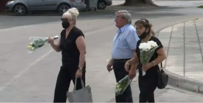 Περιστέρι: Ανείπωτη θλίψη και οργή στην κηδεία της 17χρονης που βρέθηκε νεκρή στο σπίτι της