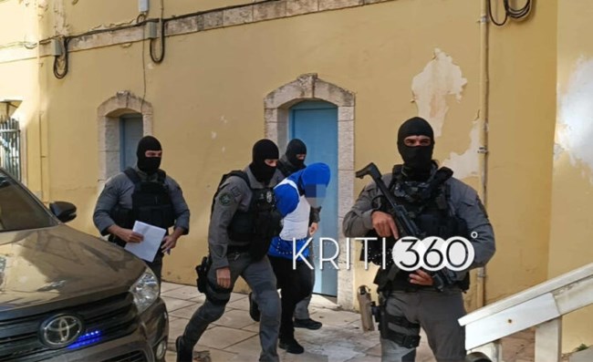 Χανιά: Με αλεξίσφαιρο στον εισαγγελέα οδηγήθηκε ο 23χρονος που σκότωσε τον ξάδελφό του – Εντοπίστηκε το όπλο [εικόνες]