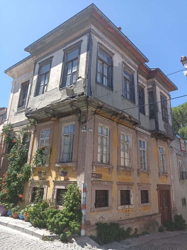 Καταρρέει το σπίτι του μεγάλου λογοτέχνη Ηλία Βενέζη στο μικρασιατικό Αϊβαλί [εικόνα]