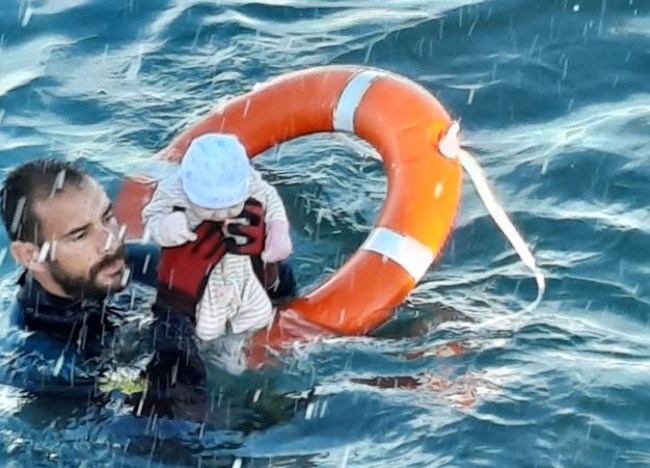 Συγκλονιστική φωτογραφία: Ισπανός αστυνομικός σώζει μισοπνιγμένο μωρό στη Θέουτα