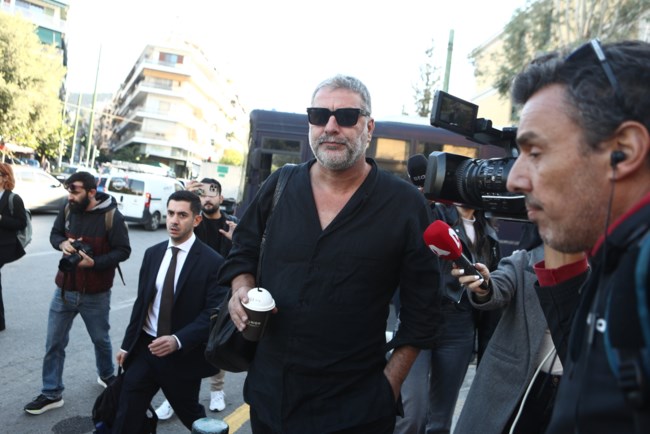 Στην Ευελπίδων ο Βασίλης Μπισμπίκης - Δικάζεται για το τροχαίο στη Φιλοθέη [εικόνες - βίντεο]