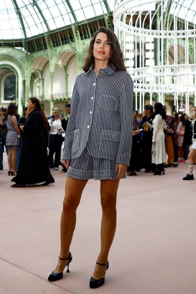 "Αυτή είναι πιτζάμα": Το αμφιλεγόμενο Chanel look της Σάρλοτ Κασιράγκι στο Παρίσι με ριγέ pyjama σετ και παπούτσια χορού