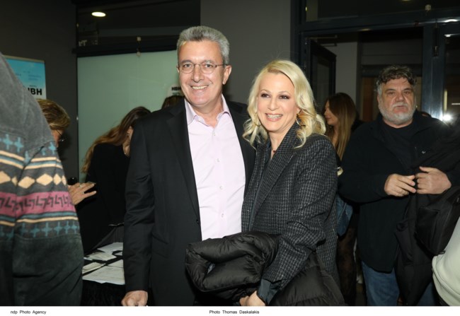 Κρίστη Τσολακάκη: Η σύζυγος του Νίκου Χατζηνικολάου φόρεσε το πιο κομψό pied de poule πανωφόρι