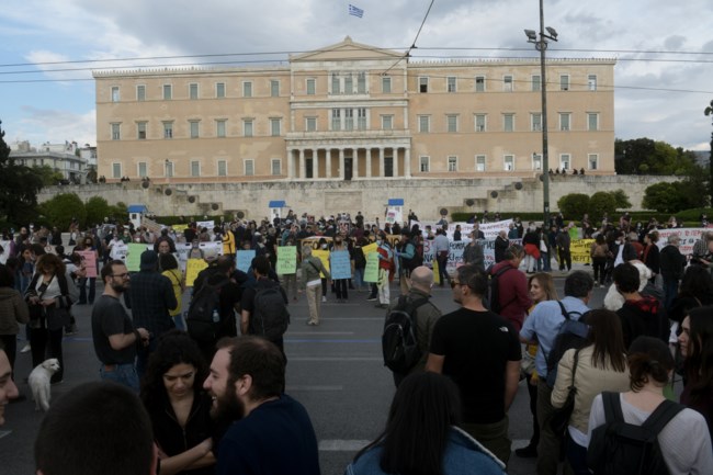 Χωρίς αποστάσεις η συγκέντρωση διαμαρτυρίας στο Σύνταγμα - Εικόνες