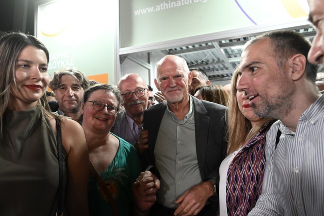 Πανηγυρισμοί στο ΠΑΣΟΚ με νίκες Δούκα, Αγγελούδη και Κουρέτα: Βγήκαν στους δρόμους με σημαίες του πράσινου ήλιου[εικόνες]