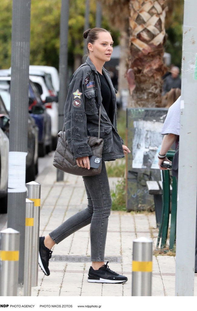 Μαμά και κόρη fashion icons: Η Υβόννη Μπόσνιακ με athleisure look και η κόρη της με λιλά φόρμα στο κέντρο της Αθήνας