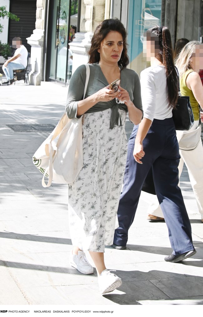 Δήμητρα Ματσούκα: Με καλοκαιρινό look στο Σύνταγμα