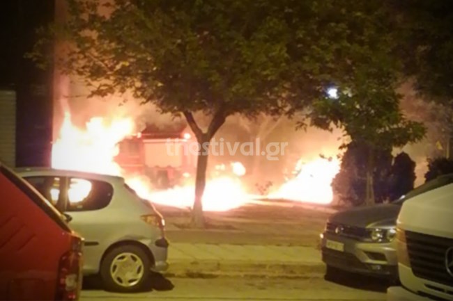 Θεσσαλονίκη: Στις φλόγες τα ξημερώματα ημιφορτηγό εταιρίας καφέ [εικόνες & video]