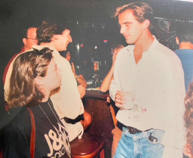 Με blue jean και πλούσια ξανθά μαλλιά ο Νικόλαος σε μία εικόνα από τα παλιά