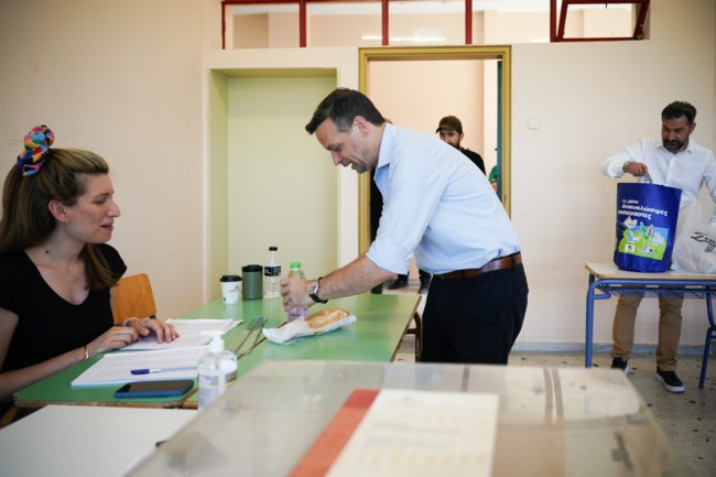 Στο 63ο Λύκειο ψήφισε ο δήμαρχος Αθηναίων, Χάρης Δούκας - "Πρώτα κάλπη, μετά παραλία" [εικόνες]