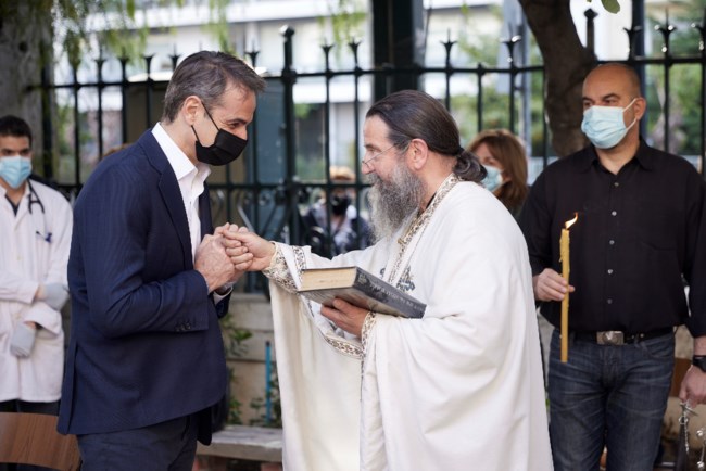 Μητσοτάκης: Στο παρεκκλήσι του Ιπποκράτειου νοσοκομείου για τον Επιτάφιο - Μαζί με τον γιο του [εικόνες]