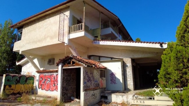 "Ουράνιο Τόξο": Το ιστορικό ξενοδοχείο του Γιάννη Πουλόπουλου στην Άνοιξη - Από τα μεγαλεία των 70s, στην εικόνα καταστροφής