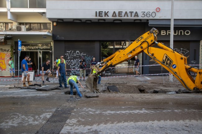 Χωρίς νερό το κέντρο της Θεσσαλονίκης λόγω θραύσης αγωγού στην Ερμού [Εικόνες]
