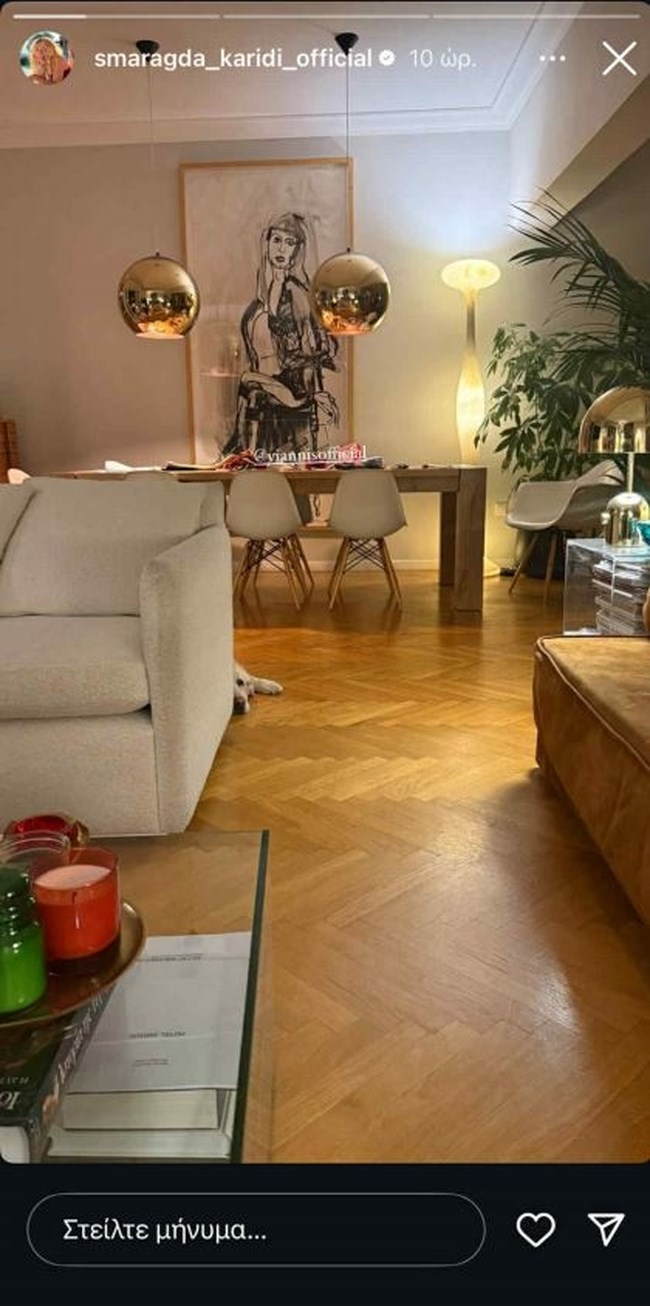 Το σαλόνι της Σμαράγδας Καρύδη έχει βγει από περιοδικό αρχιτεκτονικής - Καλαίσθητο με 70s πινελιές