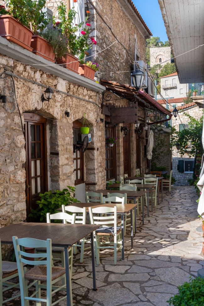 Φθινοπωρινή απόδραση σε ένα πέτρινο χωριό με μεσαιωνική γοητεία -Σοκάκια, κάστρα και ιστορία