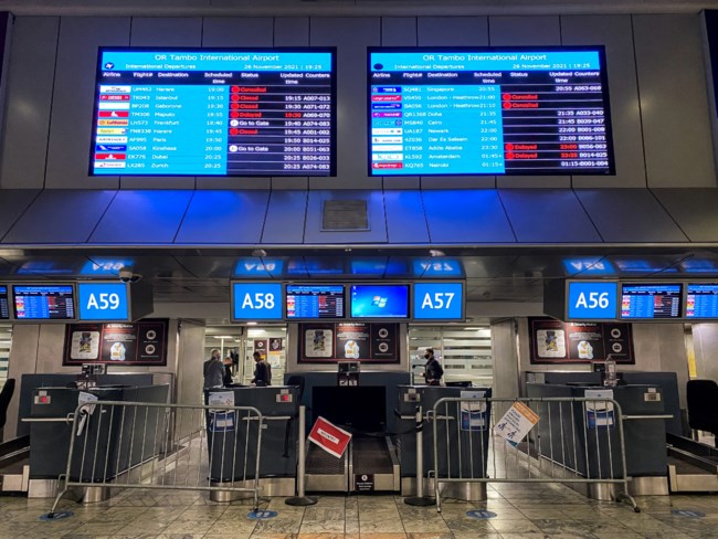 Βρετανία: 160 τα κρούσματα της μετάλλαξης Όμικρον - Και με επίδειξη αρνητικού τεστ πριν την αναχώρηση η είσοδος στη χώρα