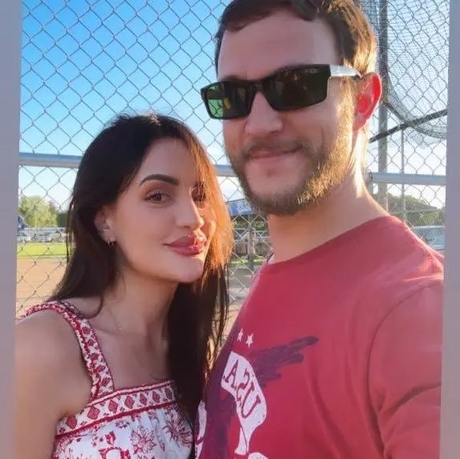 Επιασαν την Περουβιανή σύζυγό του για να την απελάσουν, αλλά ο νιόπαντρος ψηφοφόρος του Τραμπ εξακολουθεί να τον στηρίζει