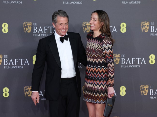 Ο Χιου Γκραντ στα BAFTA με την καλλίγραμμη και πανύψηλη σύζυγό του - Το σούπερ μίνι και οι γόβες