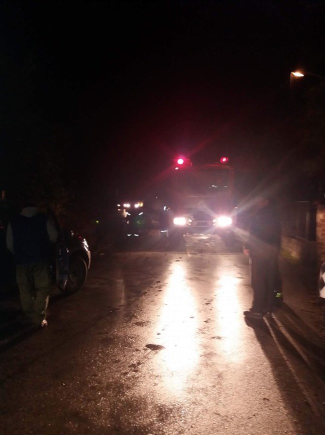 Σφοδρή κακοκαιρία στην Κέρκυρα:  Έπεσε δέντρο σε ακατοίκητο σπίτι - Φωτιά σε κολώνες της ΔΕΗ και διακοπές ρεύματος