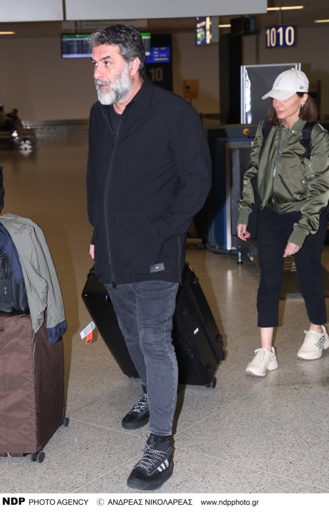 Δέσποινα Βανδή: Travel chic με bomber τζάκετ, Gucci sneakers και τζόκεϊ καπέλο που έκρυψε τα μαλλιά της