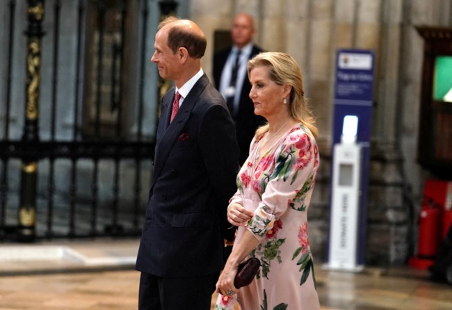Το φλοράλ που αγαπούν οι royals: Η Δούκισσα Σόφι με Paris pink tea dress ήταν η επιτομή της κομψότητας