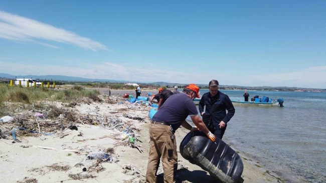 Απίστευτο: Μάζεψαν 400 πλαστικά βαρέλια και 15 τόνους δίκτυα από το βυθό του Θερμαϊκού [Εικόνες]