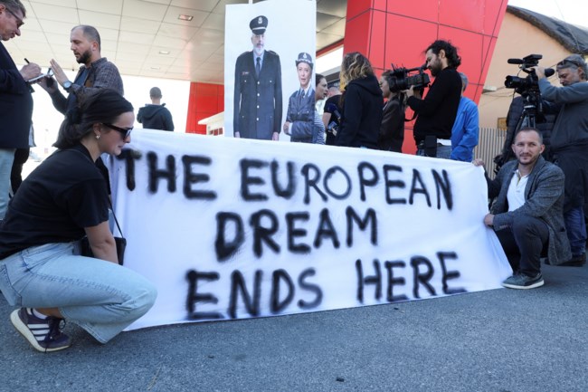 Αλβανία: Αυτό είναι το πολεμικό ιταλικό πλοίο που μετέφερε μετανάστες στο κέντρο υποδοχής - "Το ευρωπαϊκό όνειρο τελειώνει εδώ"