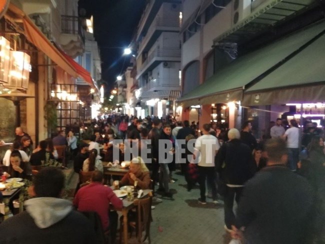 Lockdown: Πατείς με πατώ σε στην Πάτρα μέχρι την τελευταία στιγμή - "Πλημμύρισαν" δρόμοι και μαγαζιά [Εικόνες]