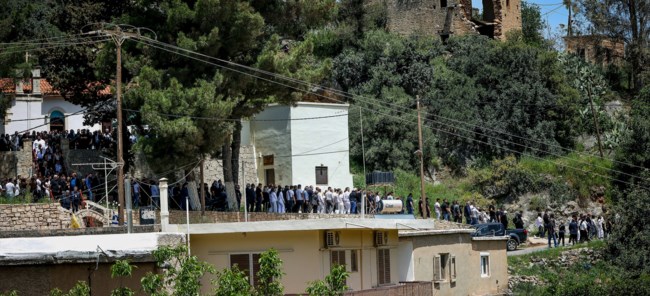 Κηδεία Νικήτα στην Κρήτη: "Να φύγετε" - Εξαλλη με τους αστυνομικούς η αδελφή του γιατί "δεν τον προστάτεψαν"