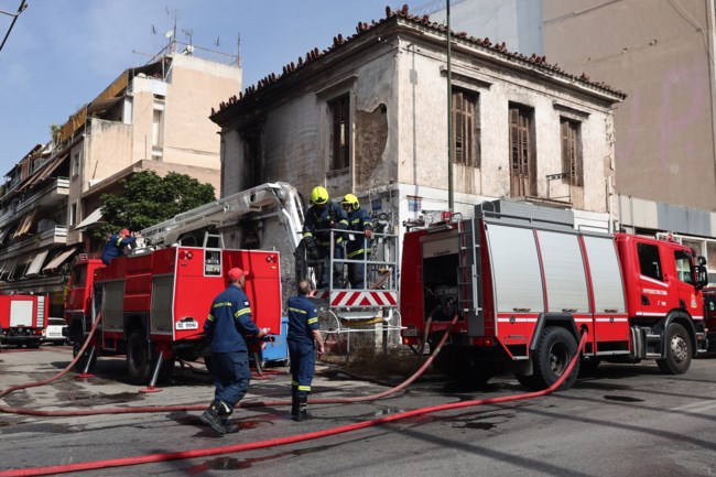 Πυρκαγιά σε εγκαταλελειμμένο κτήριο στην οδό Λιοσίων - Με ειδικό βραχιονοφόρο όχημα η πυροσβεστική