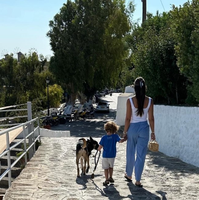 Αλεξάνδρα Κωστοπούλου: Πιασμένοι από το χέρι με τον αδερφό της Παναγιώτη Αντώνιο στη χώρα της Πάτμου