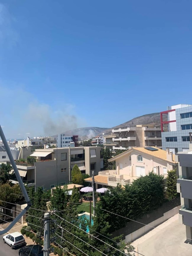 Σε εξέλιξη φωτιά στη Βούλα: Επιχειρούν 12 πυροσβέστες με 5 οχήματα