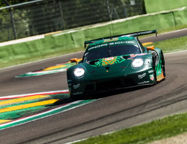 Ο Michael Fassbender με Porsche 911 RSR στο Le Mans