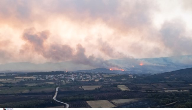 Για τρίτη ημέρα μάχη με τις φλόγες στην Αλεξανδρούπολη: Τρία τα μεγάλα μέτωπα, "ακραίες οι καιρικές συνθήκες"