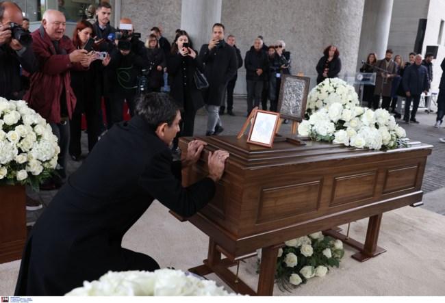 Χιλιάδες κόσμου στην κηδεία Μπουτάρη: Τα δάκρυα του γιου του πάνω από το φέρετρο - Ποιοι έδωσαν το παρών στο τελευταίο αντίο