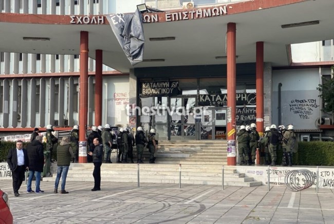 Θεσσαλονίκη: Επέμβαση των ΜΑΤ στο ΑΠΘ - Ένταση στο σημείο με φοιτητές, πάνω από 40 προσαγωγές [εικόνες-βίντεο]