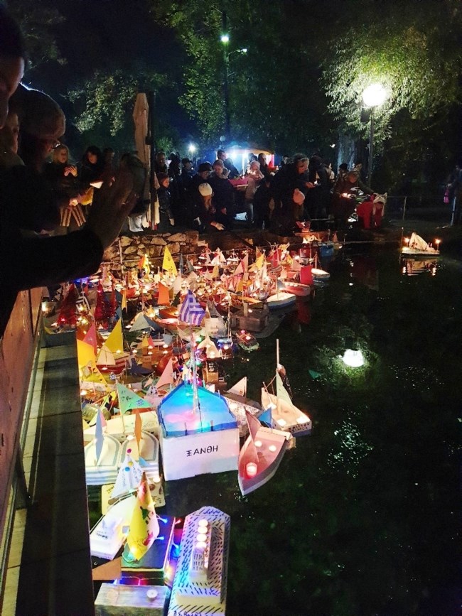 Δράμα: Τα παιδιά έστειλαν ευχές με χάρτινα καραβάκια στα νερά της Αγίας Βαρβάρας [εικόνες]