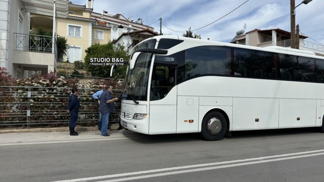 Αγριο ξύλο στους Μύλους Αργολίδας: Πλακώθηκαν οι οδηγοί ΙΧ και λεωφορείου του ΚΤΕΛ - Σοκαρισμένοι οι επιβάτες