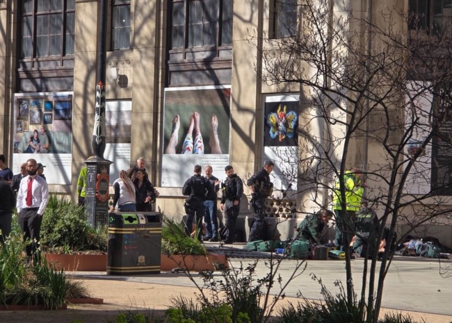 Συναγερμός στο Λονδίνο: Φορτηγάκι έπεσε σε πεζούς - Μία γυναίκα νεκρή