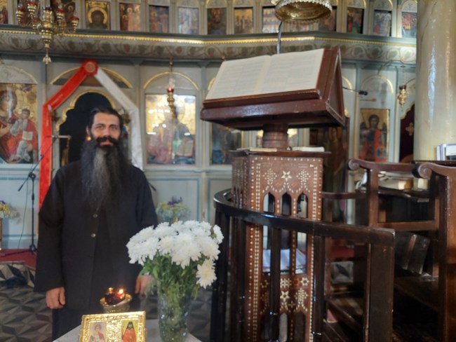 Ο+πατήρ+Απόστολος+δίπλα+στο+αναλόγιο+του