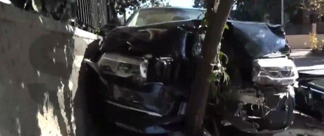 Εγκλωβίστηκε οικογένεια σε απίστευτο τροχαίο: Το όχημα ανέβηκε σε πεζοδρόμιο, ξήλωσε φανάρι και καρφώθηκε σε δέντρο