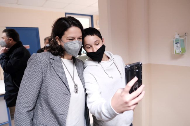 Σε σχολεία της Αθήνας η Κεραμέως: Το βόλεϋ στο προαύλιο και το "ρουσφέτι" που της ζήτησε ένας μαθητής