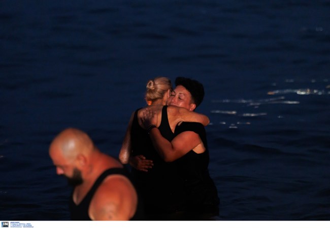 Συγκίνηση για το Μάτι: Βουρκωμένοι συγγενείς άφησαν 104 φαναράκια στην Αργυρά Ακτή για τις ψυχές των θυμάτων