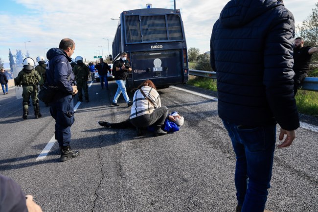 Τι καταγγέλλει αγροτοσυνδικαλιστής για τα επεισόδια: Αξιωματικός με έπιασε από τον λαιμό, έχω σπασμένα πλευρά
