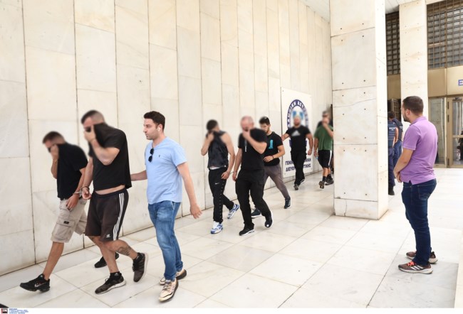 Συμπλοκή οργανωμένων οπαδών στη Λεωφ. Αλεξάνδρας: Ποινική δίωξη στους 74 συλληφθέντες – Κατηγορίες για 5 κακουργήματα