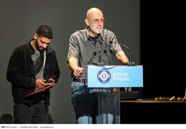 Επιζών από το ναυάγιο της Πύλου παρέλαβε το βραβείο Δραματουργίας "Κάρολος Κουν" - Το έργο είναι εμπνευσμένο από εκεί