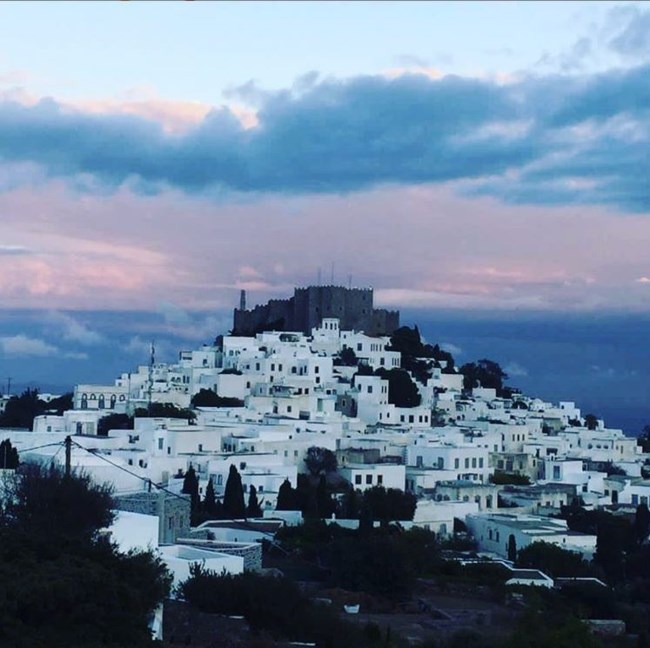 Τζένη Μπαλατσινού: Το ροζ ηλιοβασίλεμα και το απίθανο σπίτι της στην Πάτμο