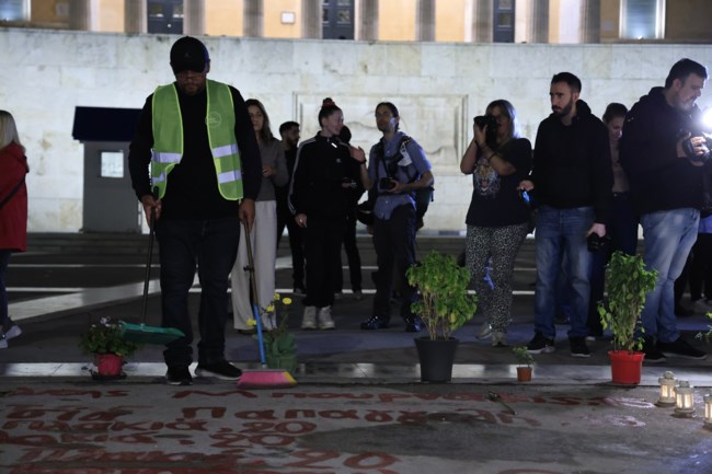 Ο Πάνος Ρούτσι με τη Ζωή Κωνσταντοπούλου καθάρισαν το αυτοσχέδιο μνημείο στον Άγνωστο Στρατιώτη  [εικόνες]