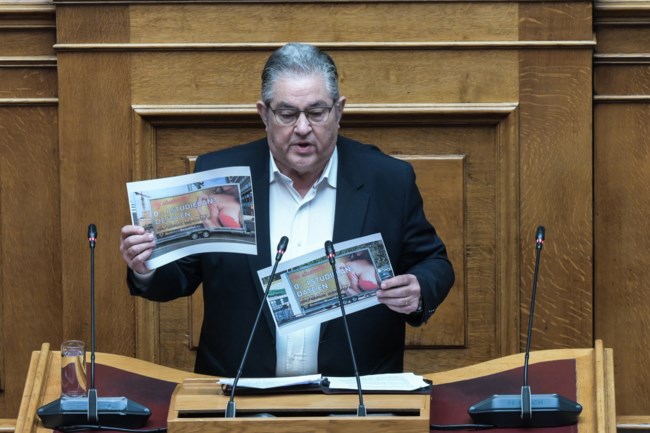 Επιμένει ο Κουτσούμπας για τους sugar daddies και έδειξε αγγελίες στη Βουλή: "Εσείς υπερασπίζεστε τη σαπίλα"